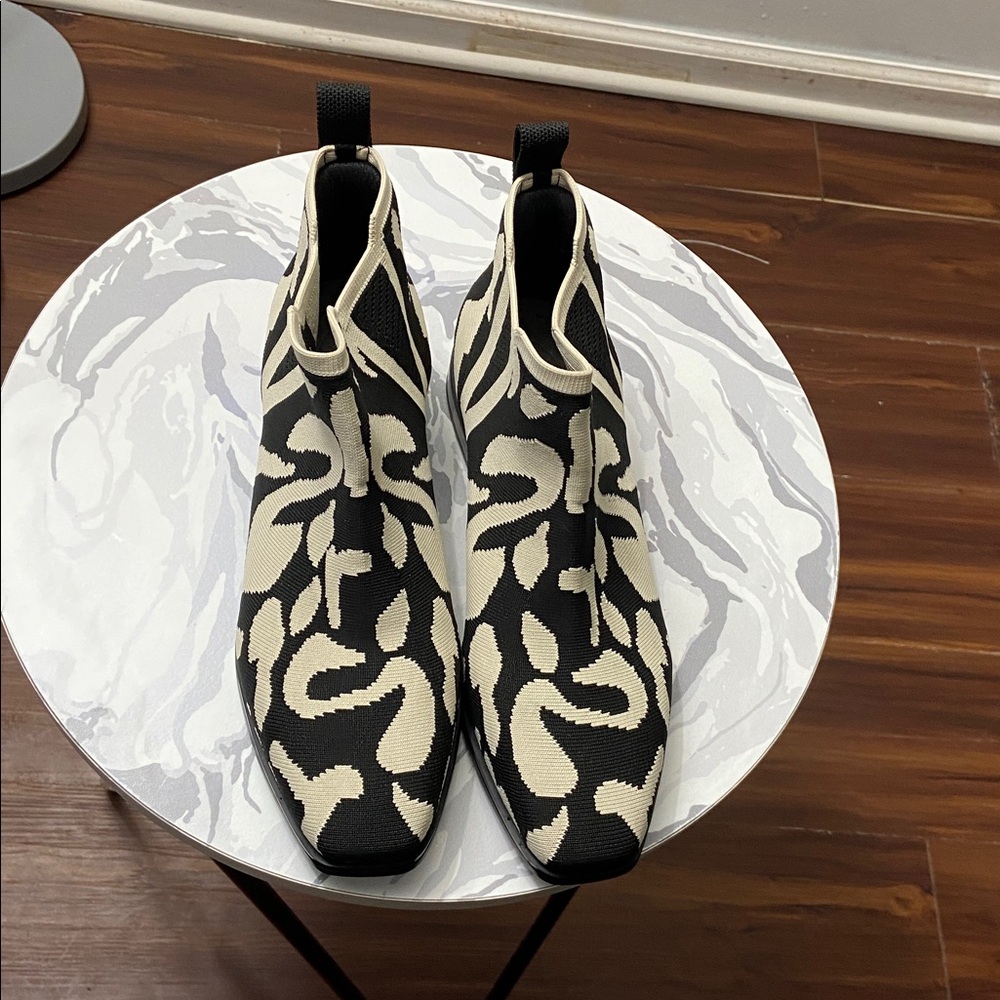 Vivaia Ecru Tiger Chelsea Boots. Excellent condition. women’s size 8. - Picture 3 of 7